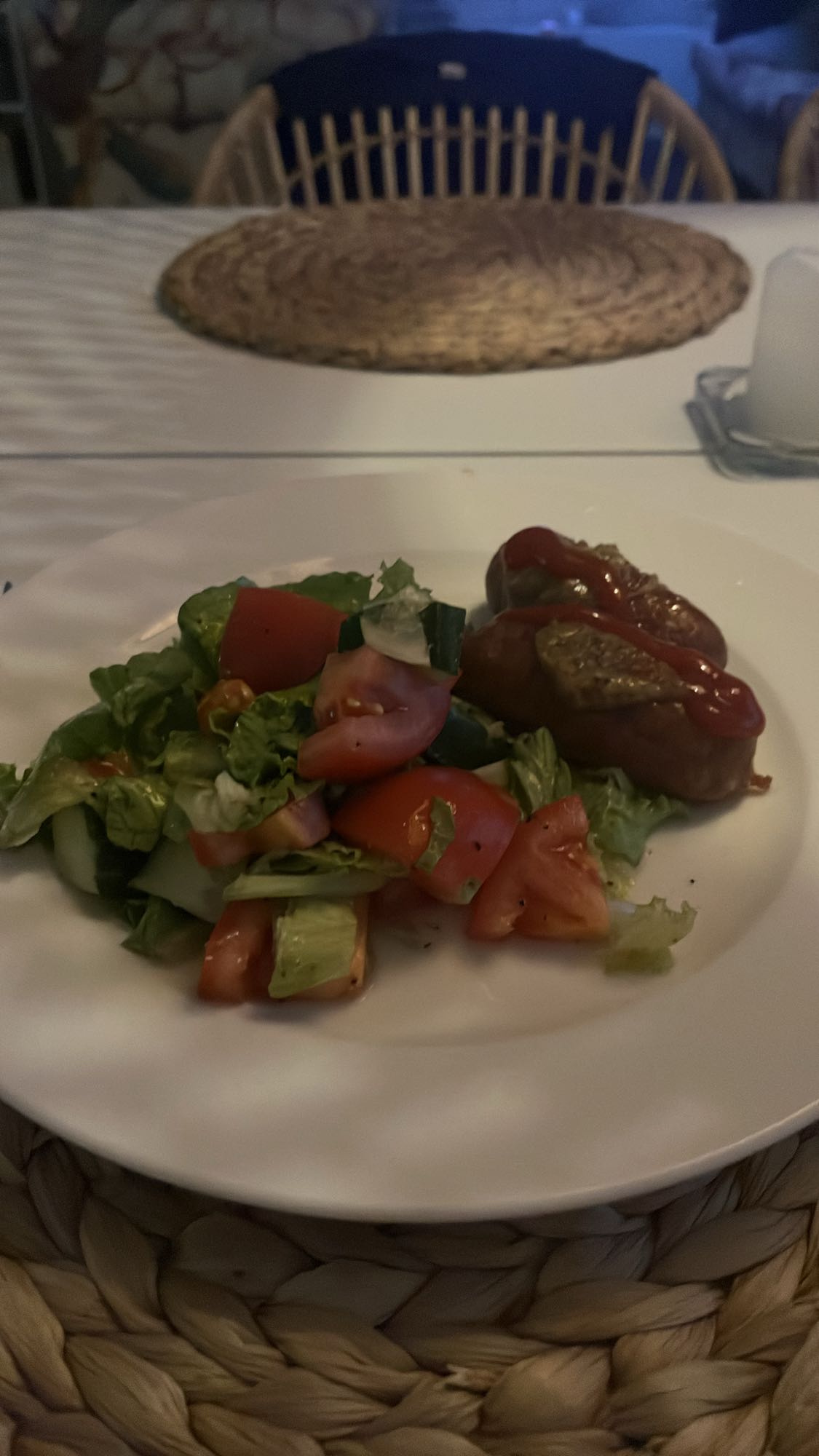 Korv med grönsallad