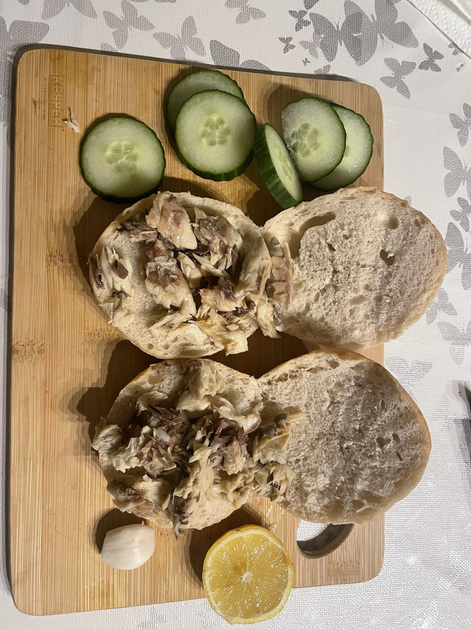 Makreelbroodje met komkommer