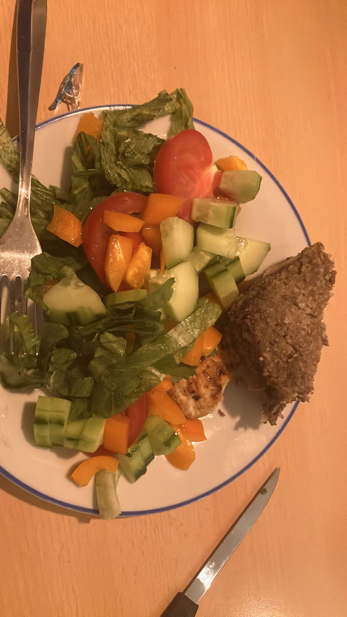 Salada com frango e quibe recheado