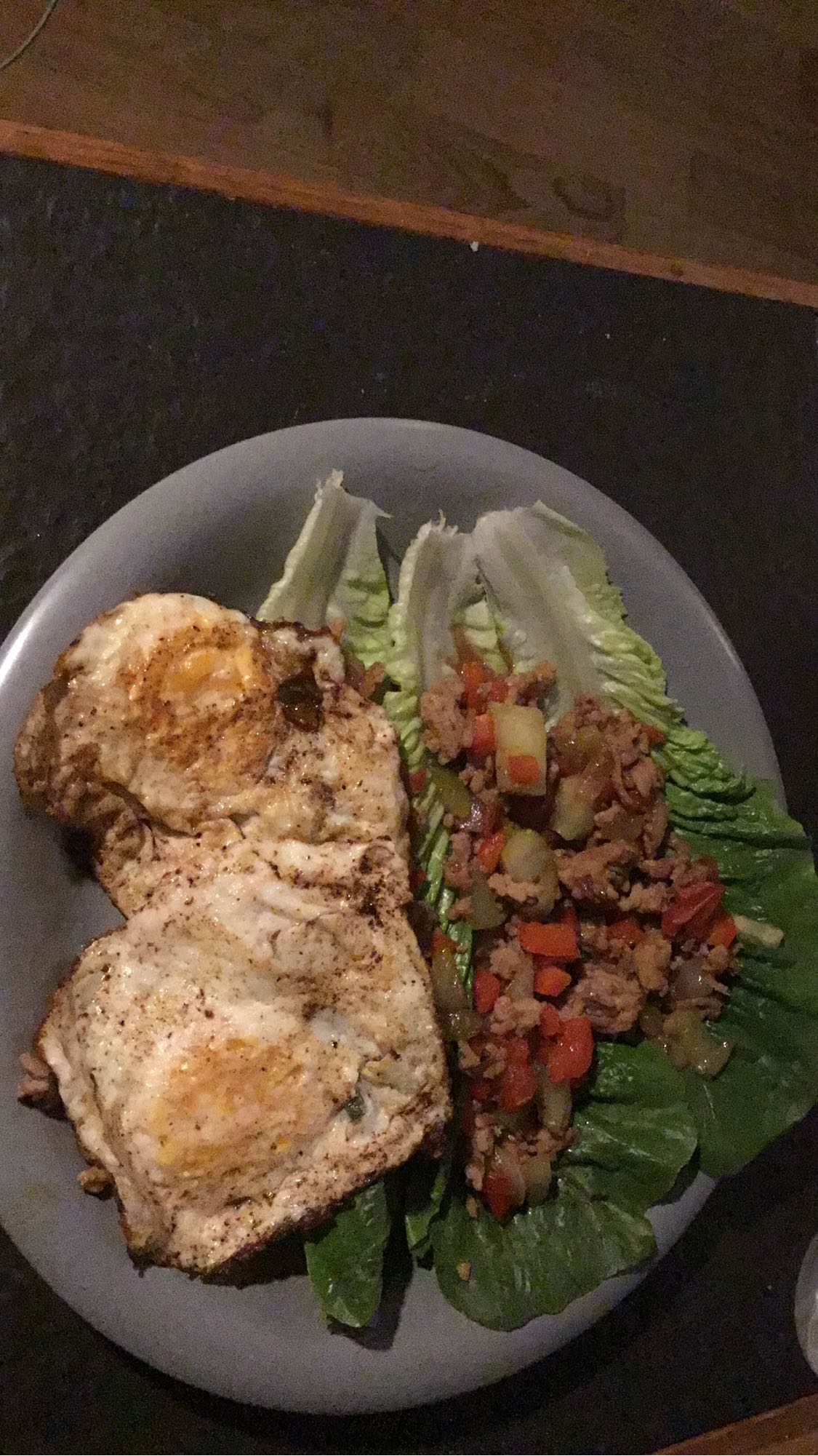 Ägg och köttfärs på sallad