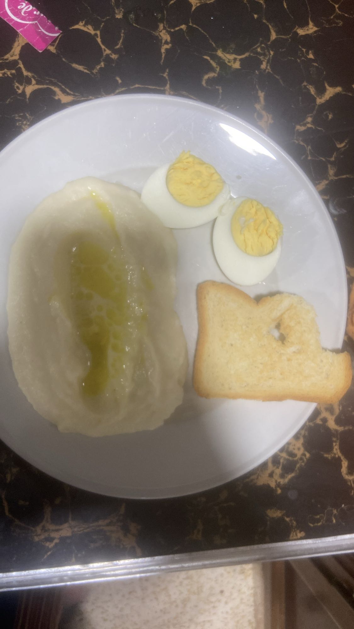 Purée, œufs, pain grillé