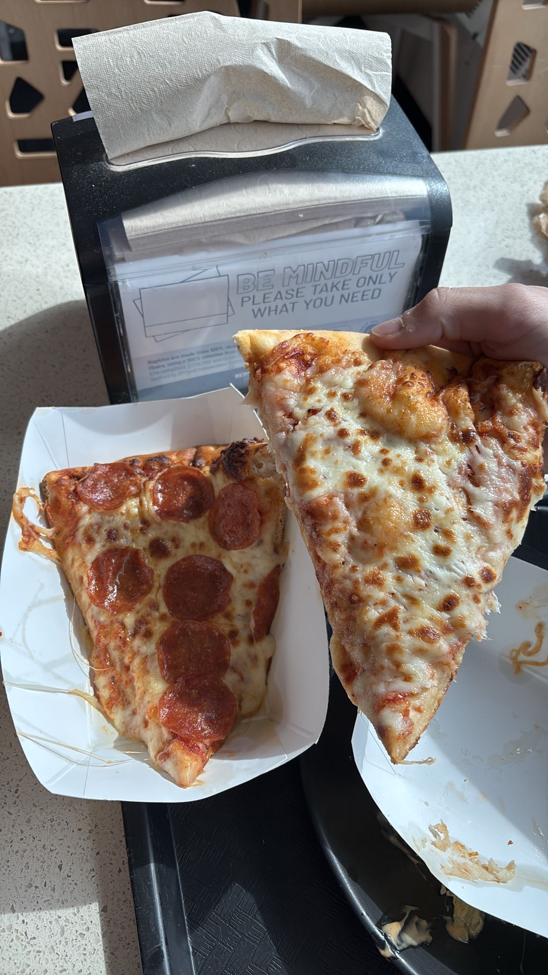 Dos rebanadas de pizza