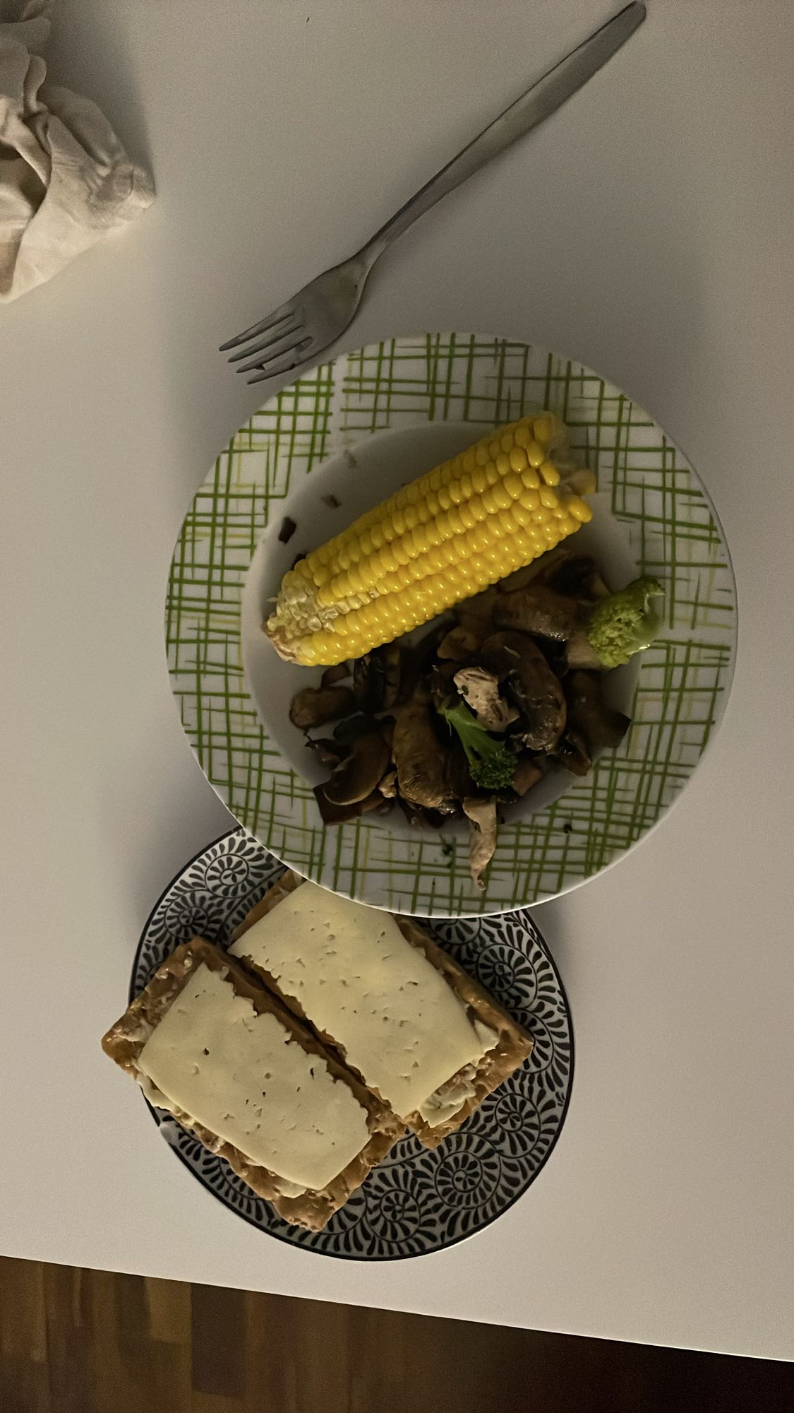 Cena ligera con maíz y pan crujiente