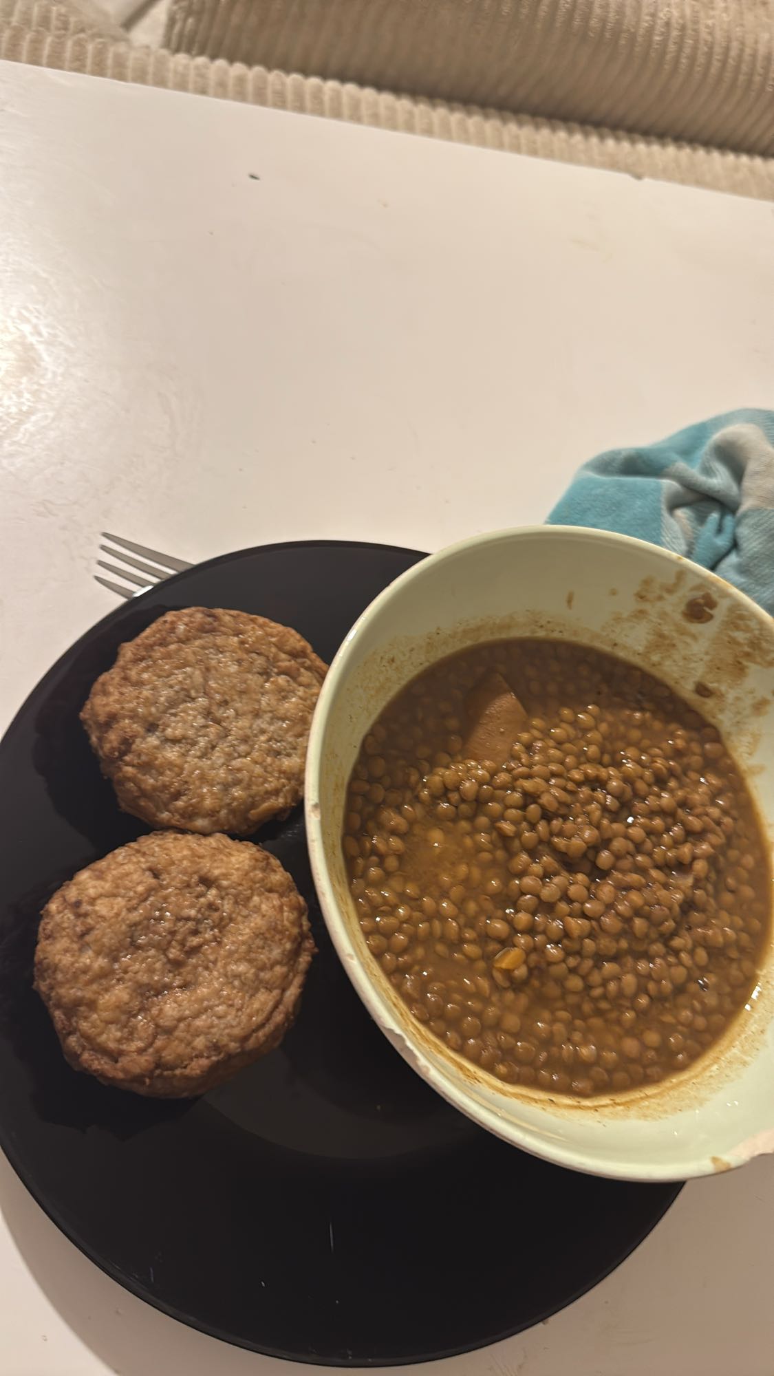 Galettes et soupe de lentilles avec fricadelle