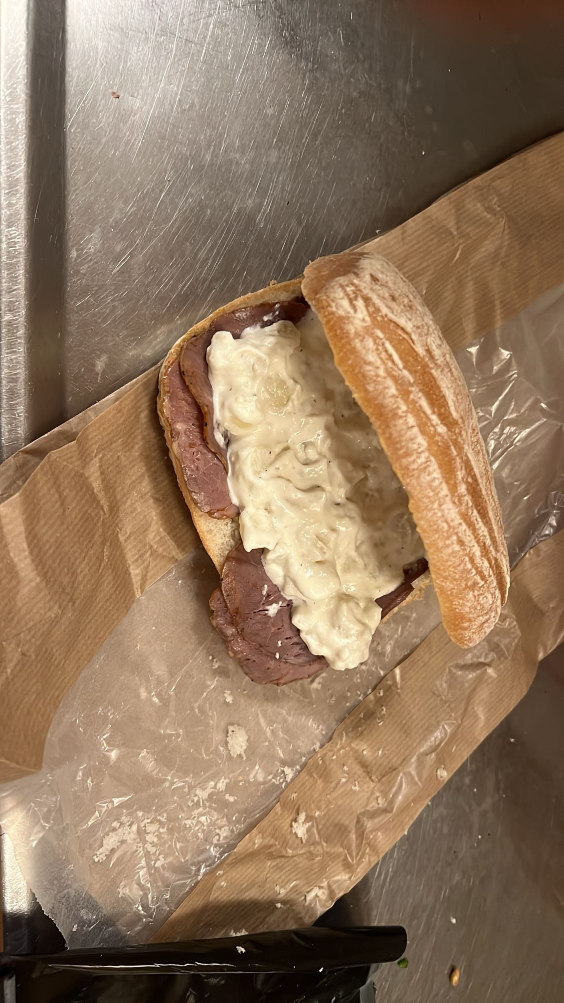 Rostbiffsmörgås med sås