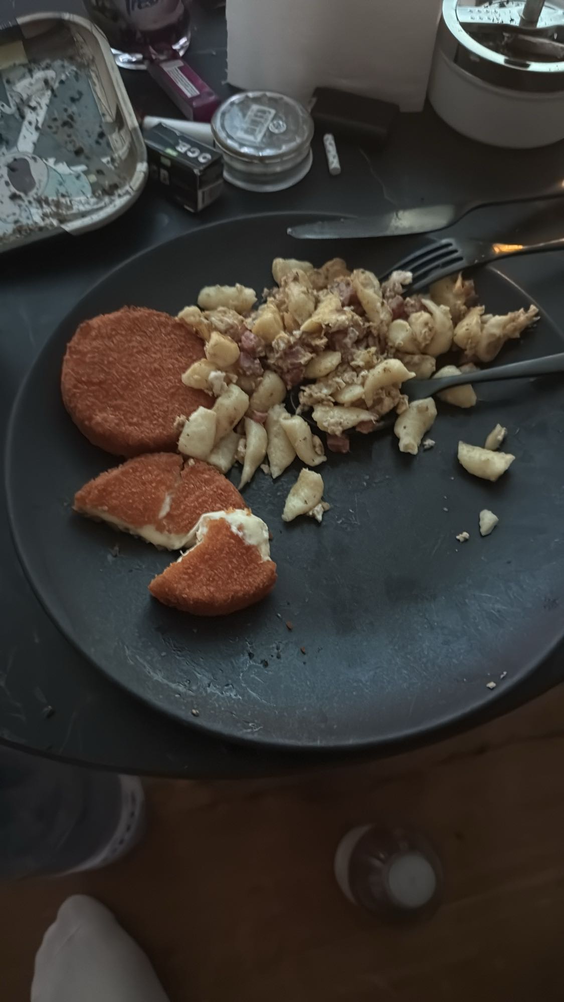 Knöpfli mit Eiern, Speck und überbackenem Camembertkäse