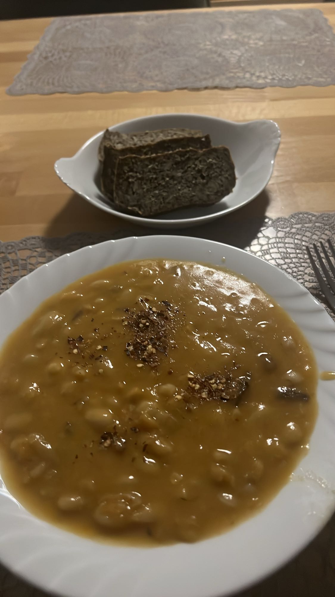 Fasulye Çorbası ve Tam Tahıllı Ekmek