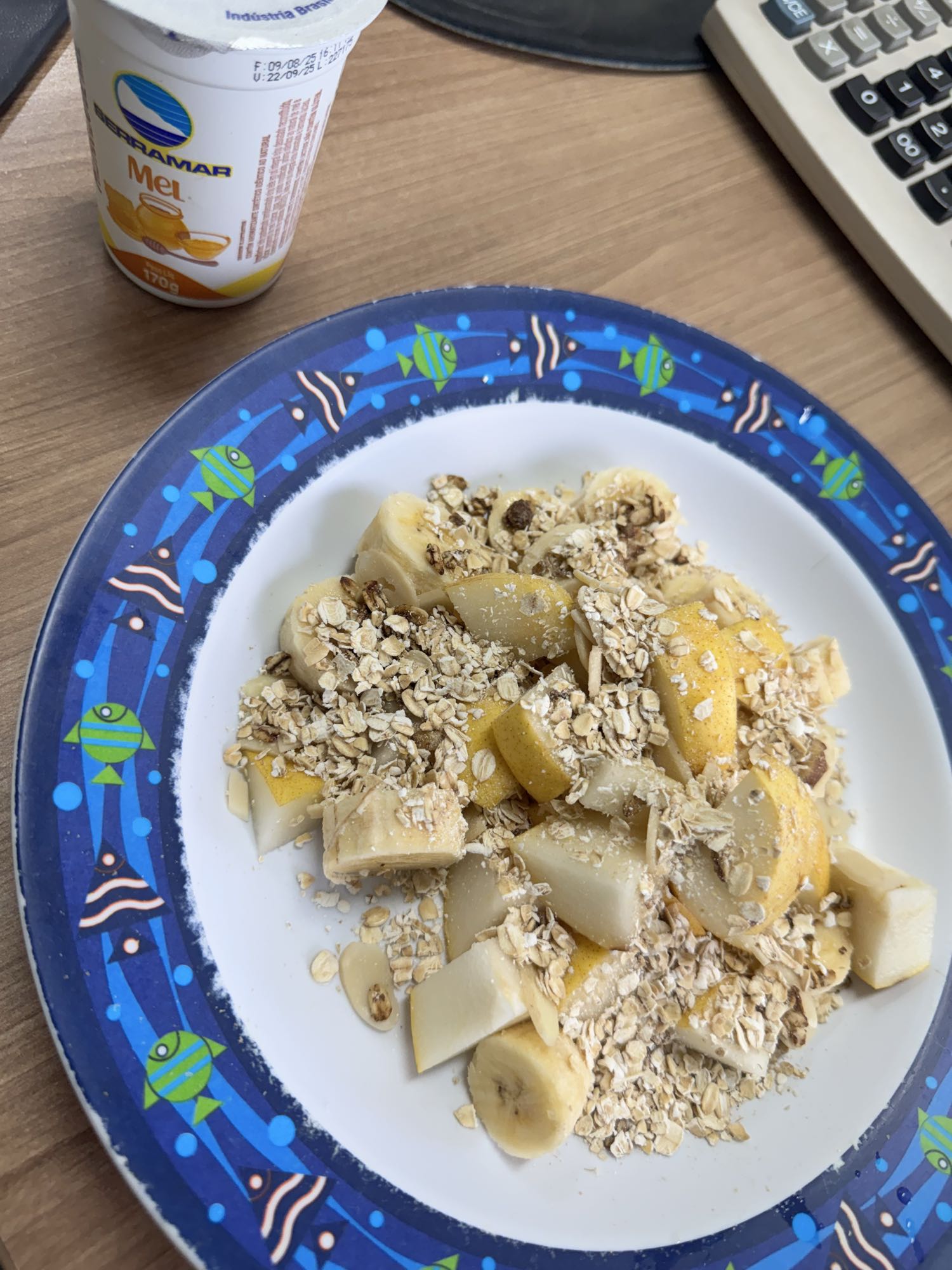 Iogurte, frutas e aveia