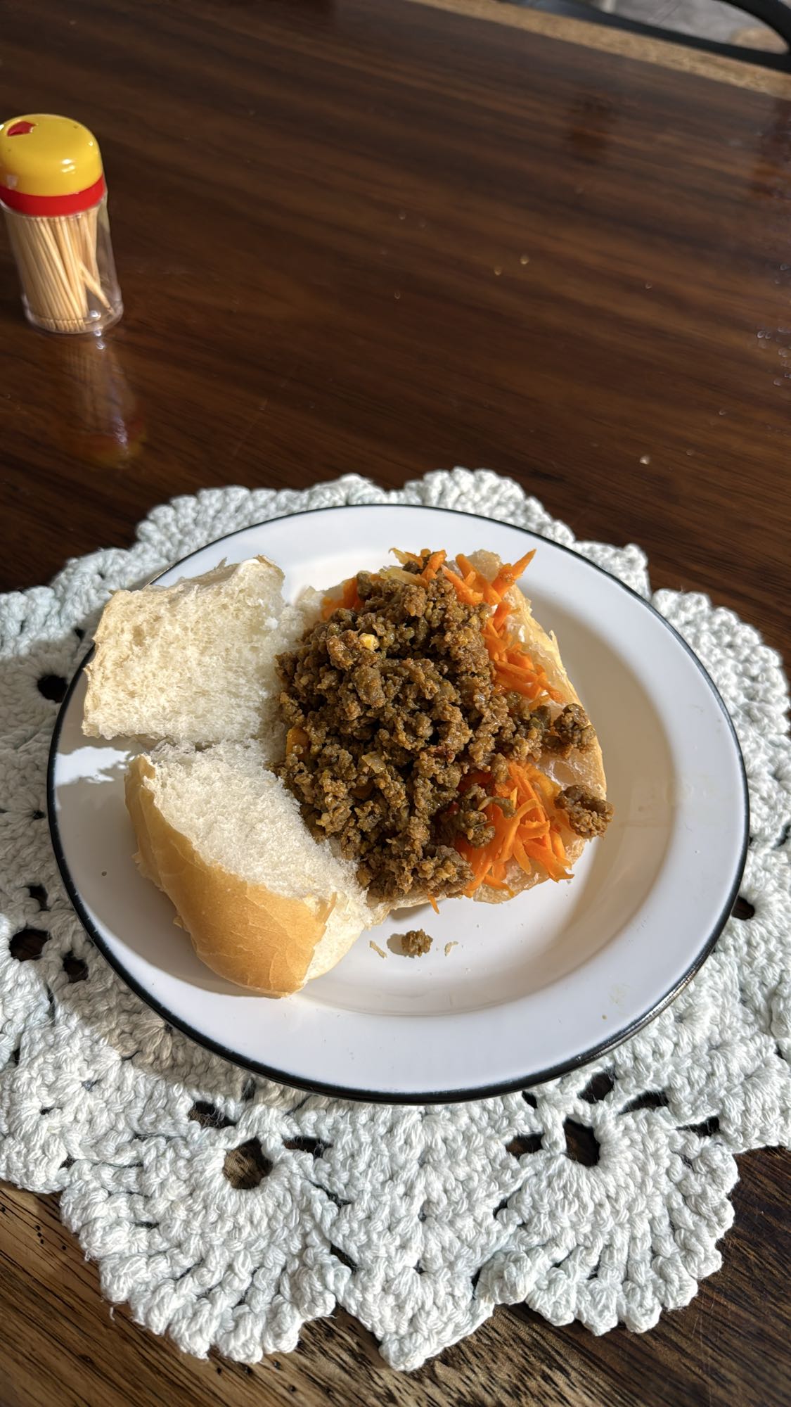 Pão com carne moída e cenoura
