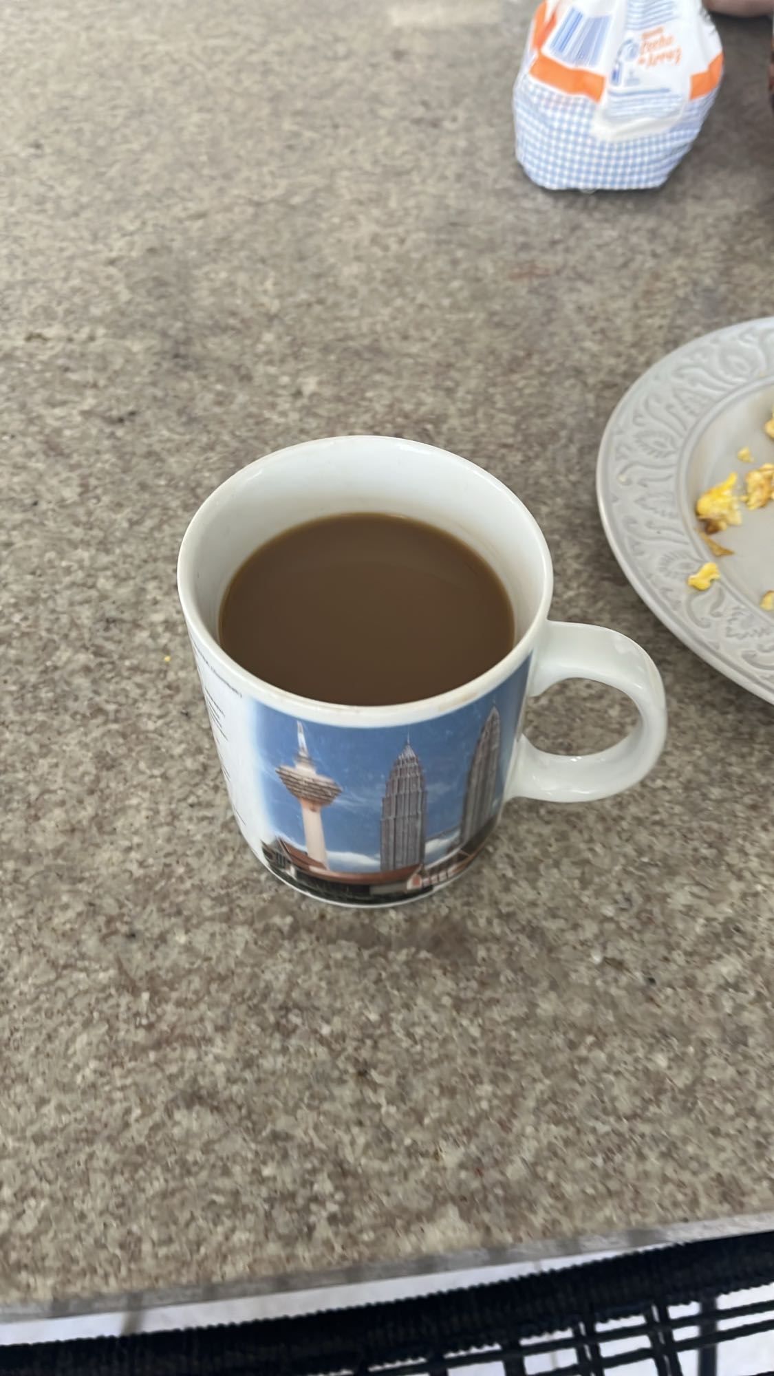 Café con huevo revuelto