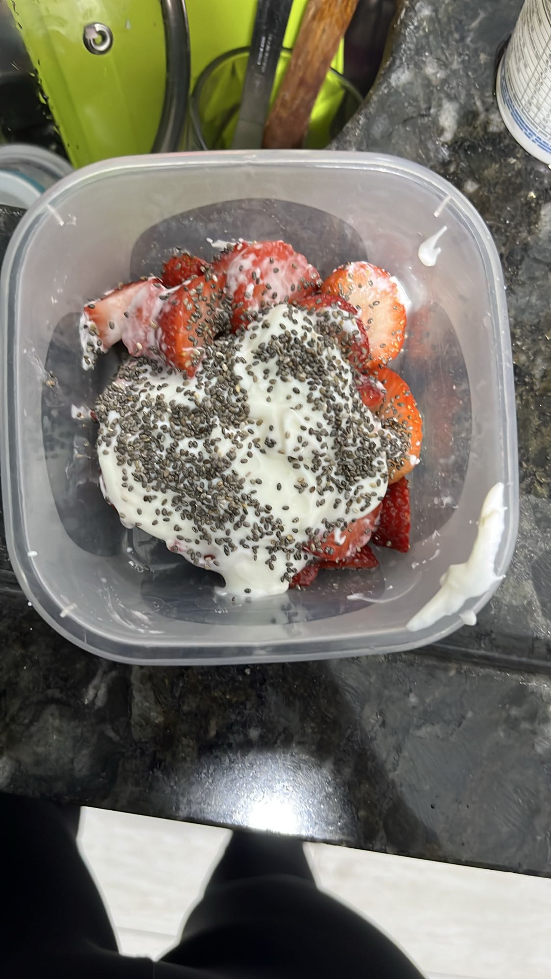 Morango com iogurte e chia