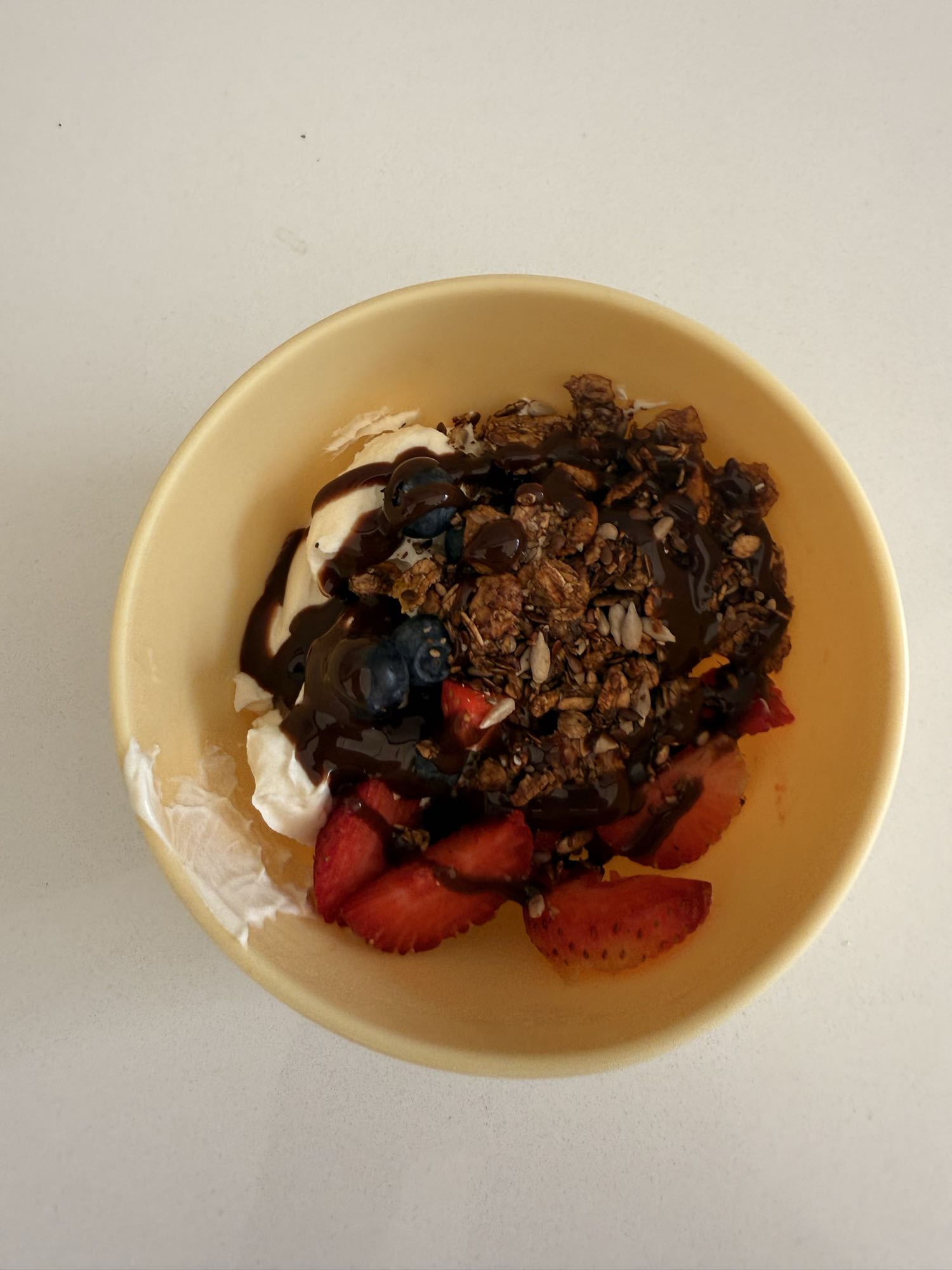 Yogur con frutas y granola