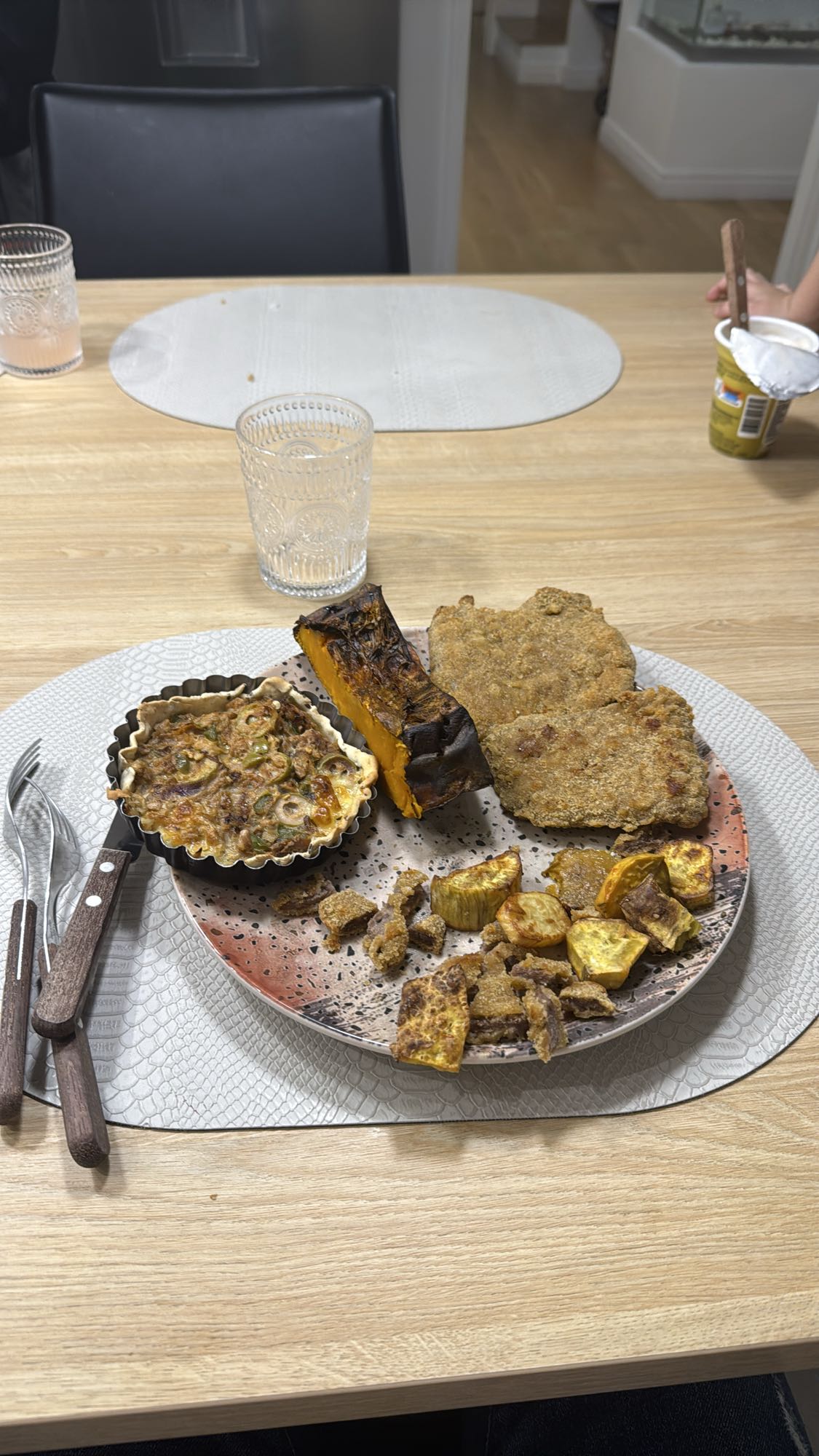 Milanesa con tarta y calabaza