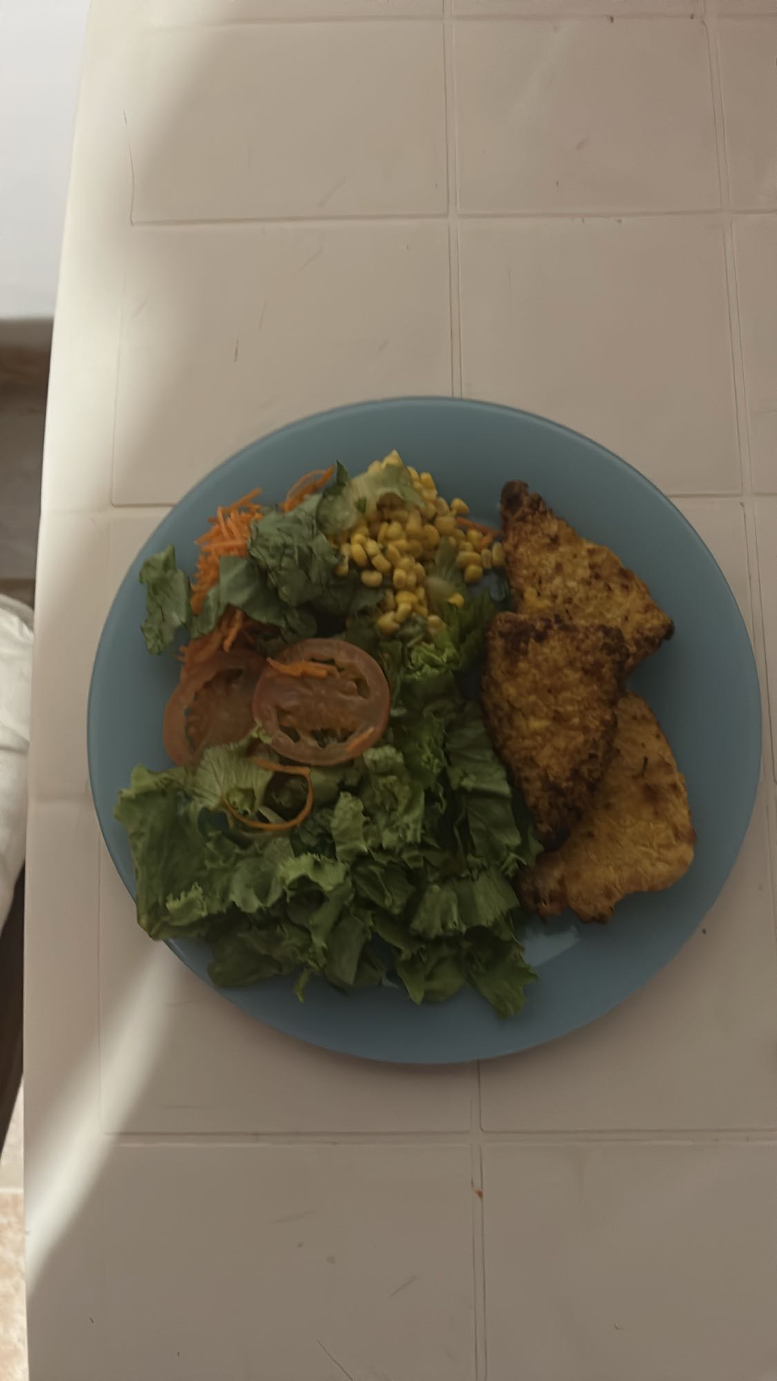 Salade et poulet pané