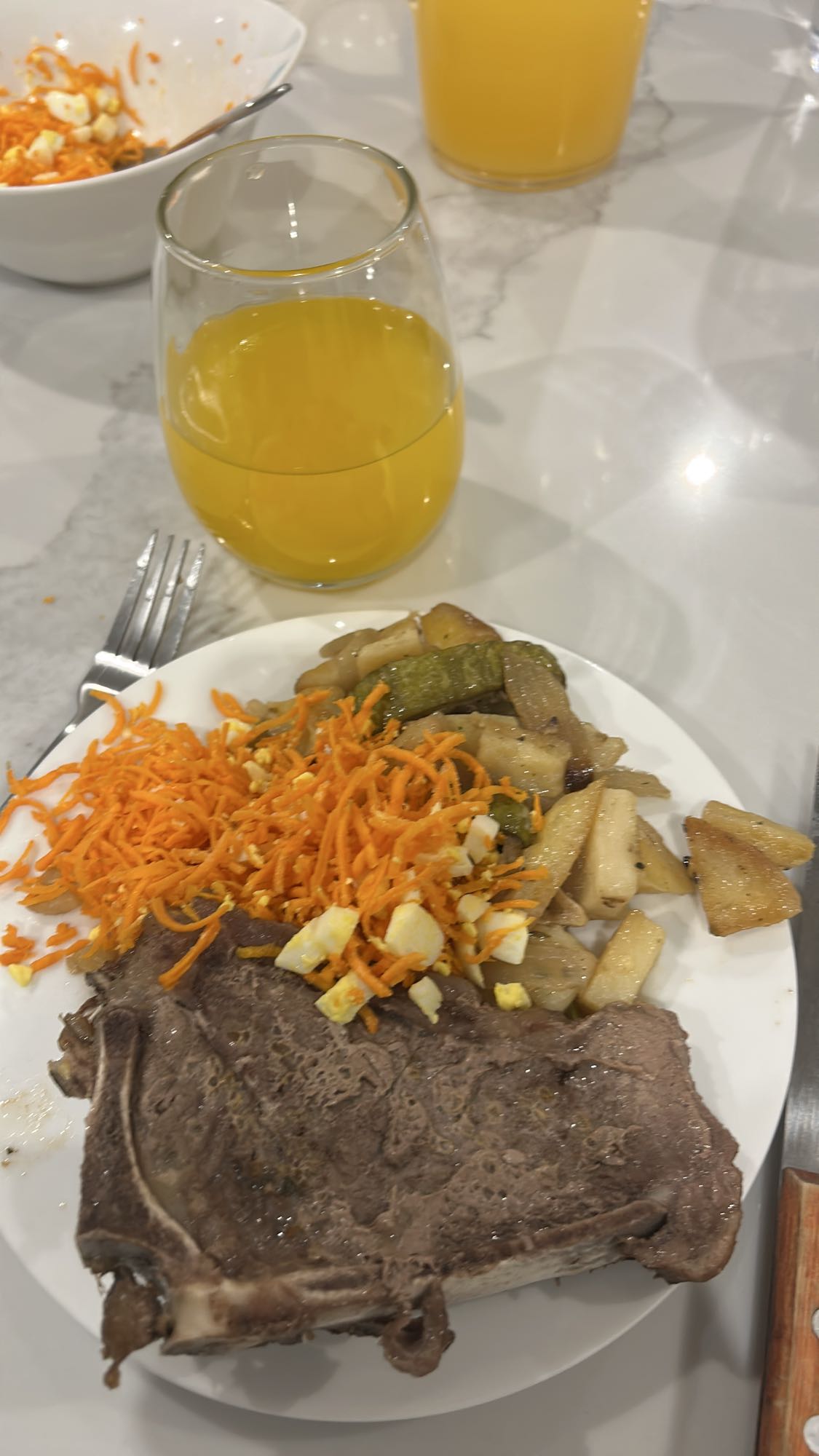 Bistec con verduras y jugo