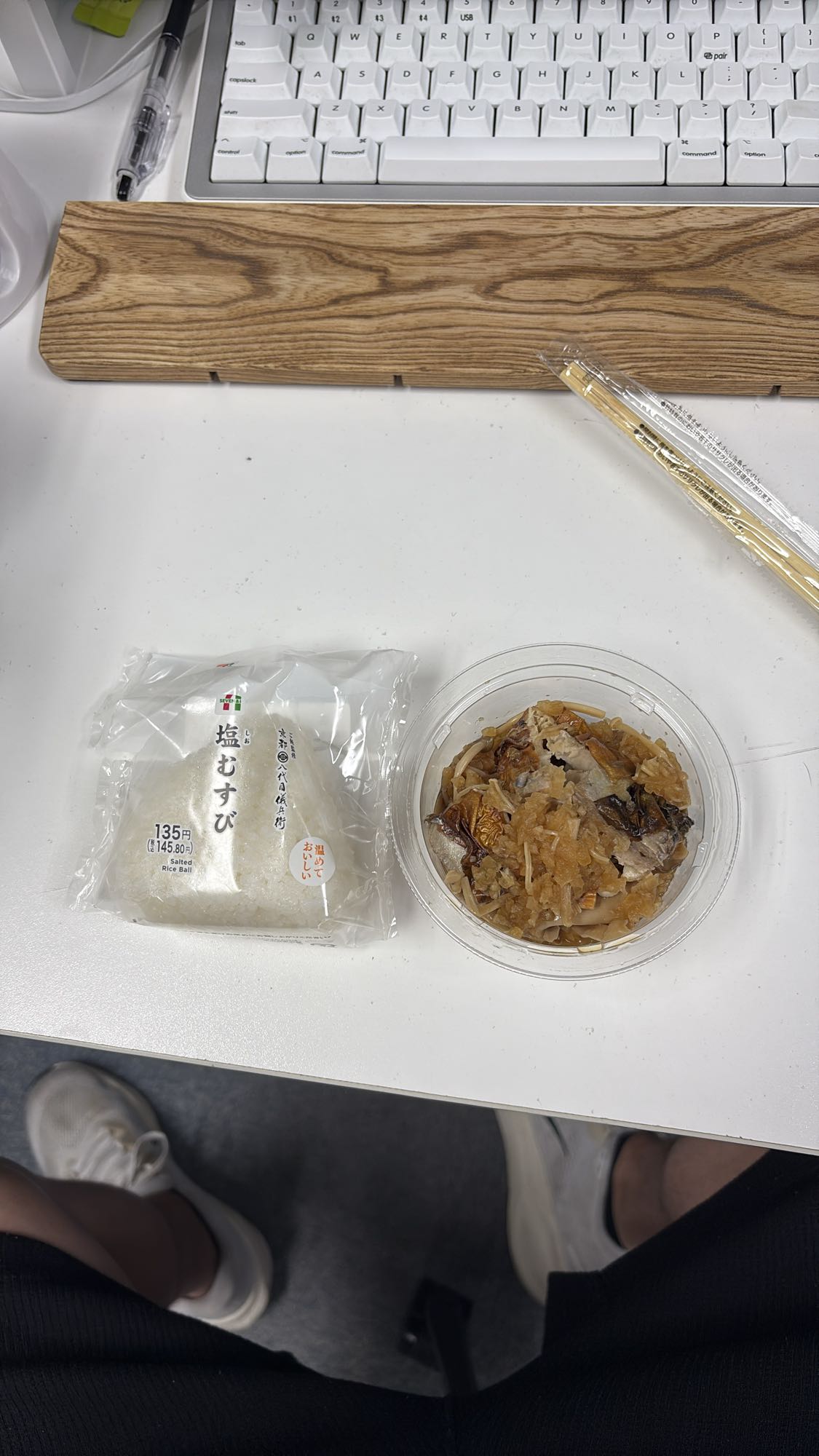 塩むすびと魚の煮物