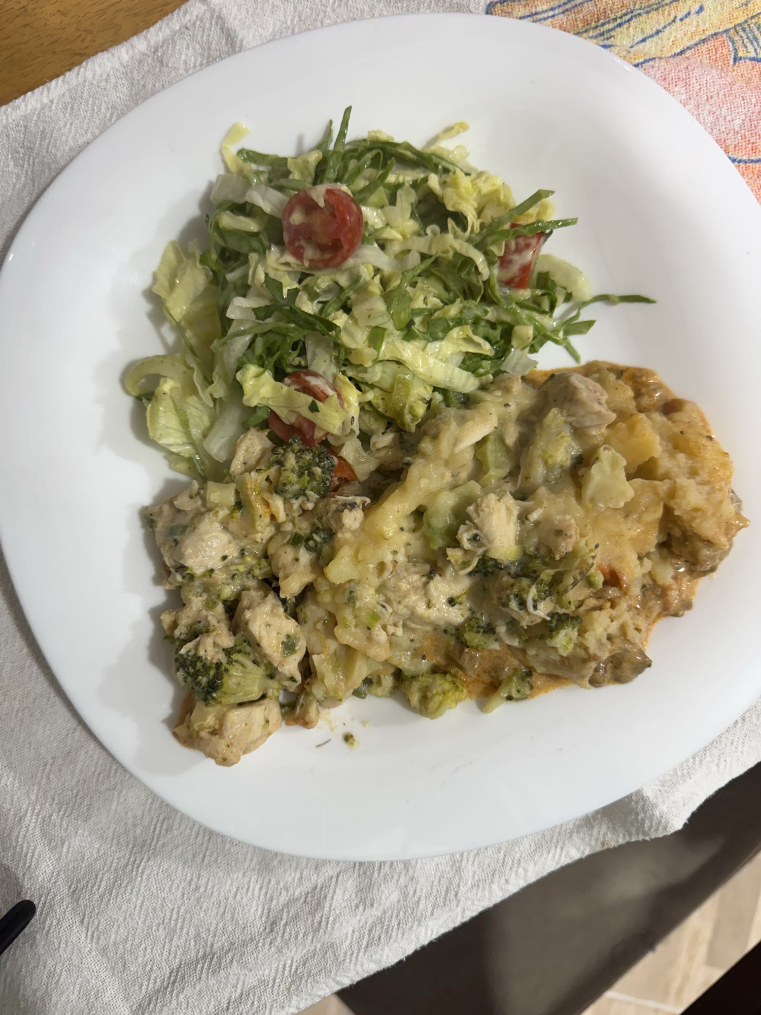 Frango com legumes e salada