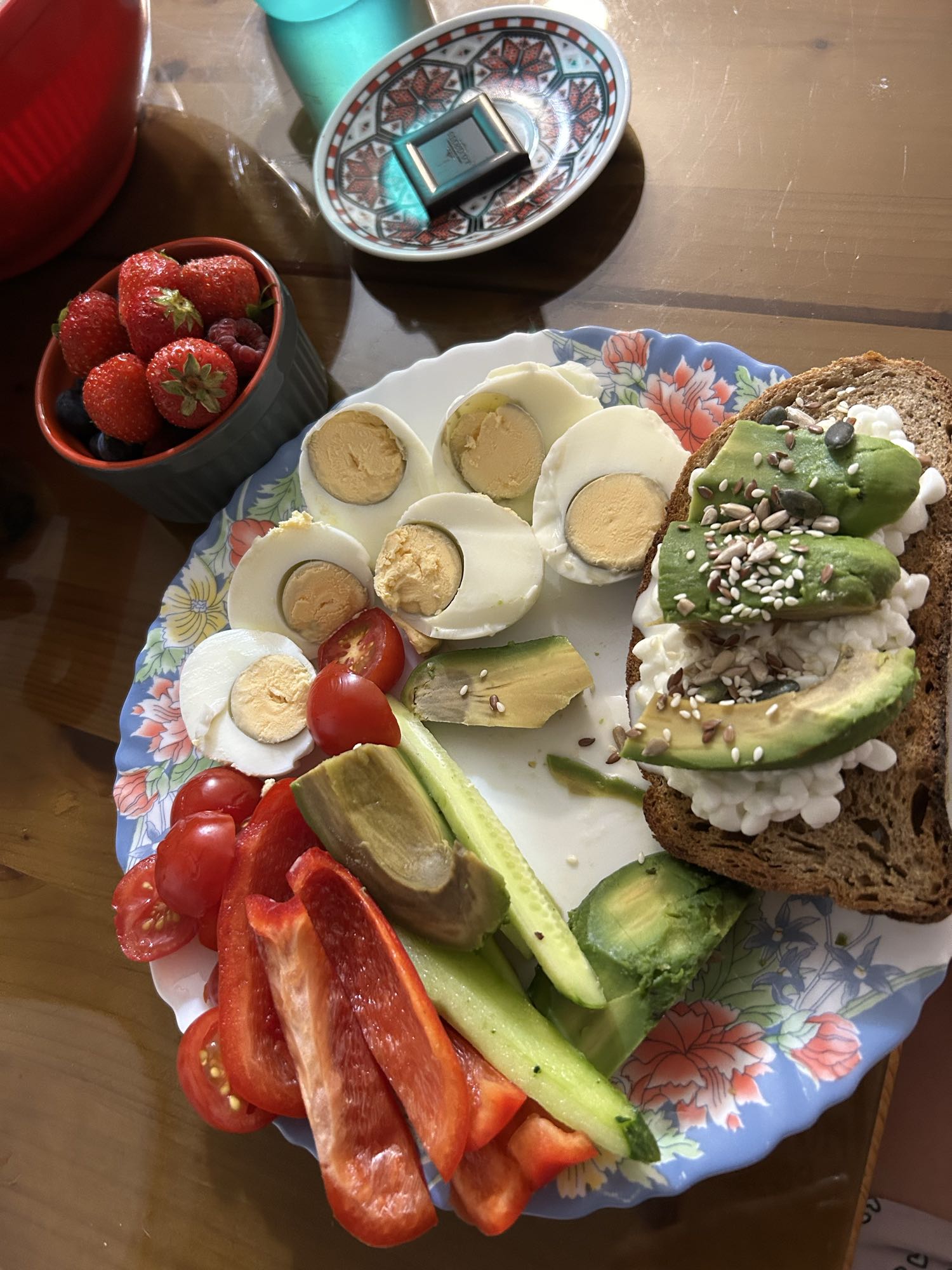 Mic dejun cu trei ouă, avocado, brânză cottage și fructe de pădure