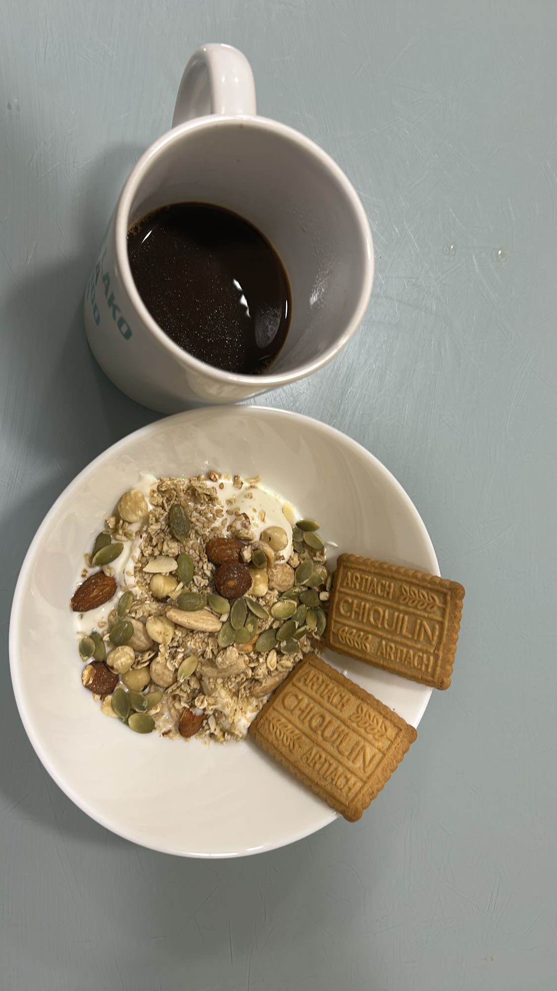 yogur con granola y café