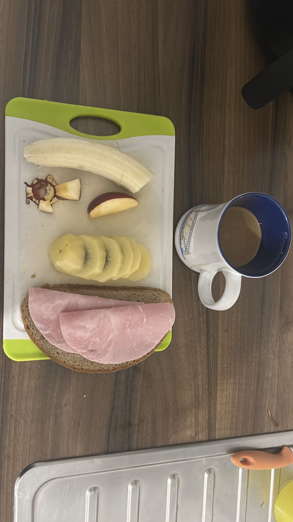 Desayuno con fruta y jamón