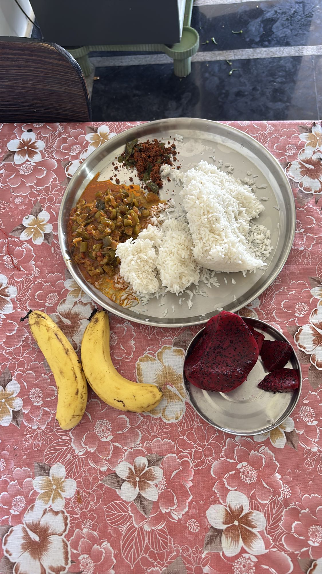 Rice with curry & fruits