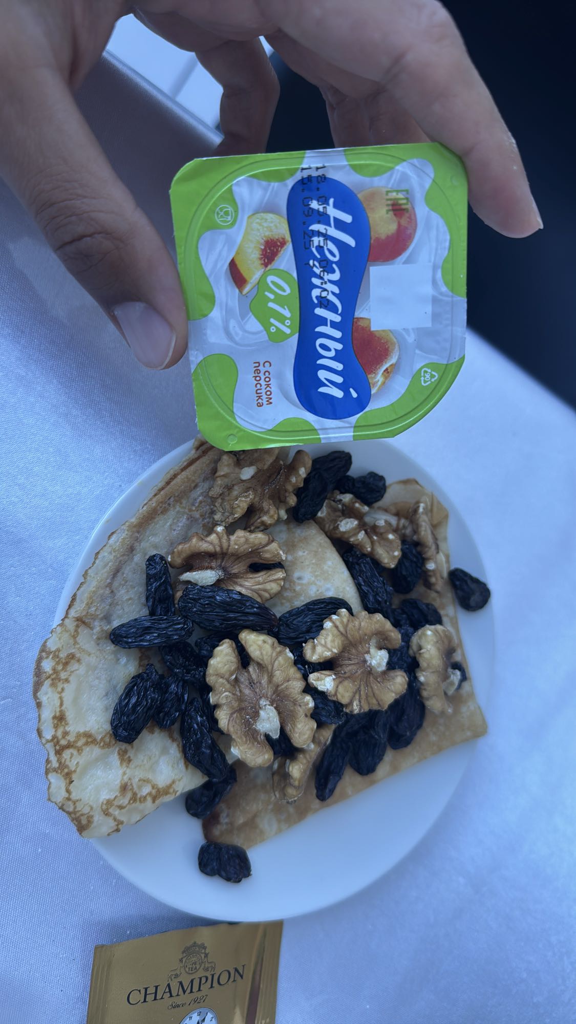 Блины с орехами и йогуртом