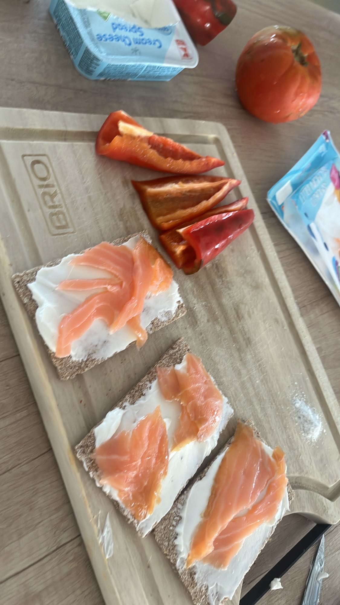 Crackers cu somon și cremă