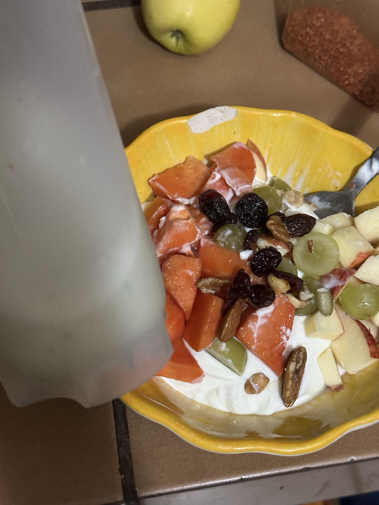 yogur con frutas y nueces
