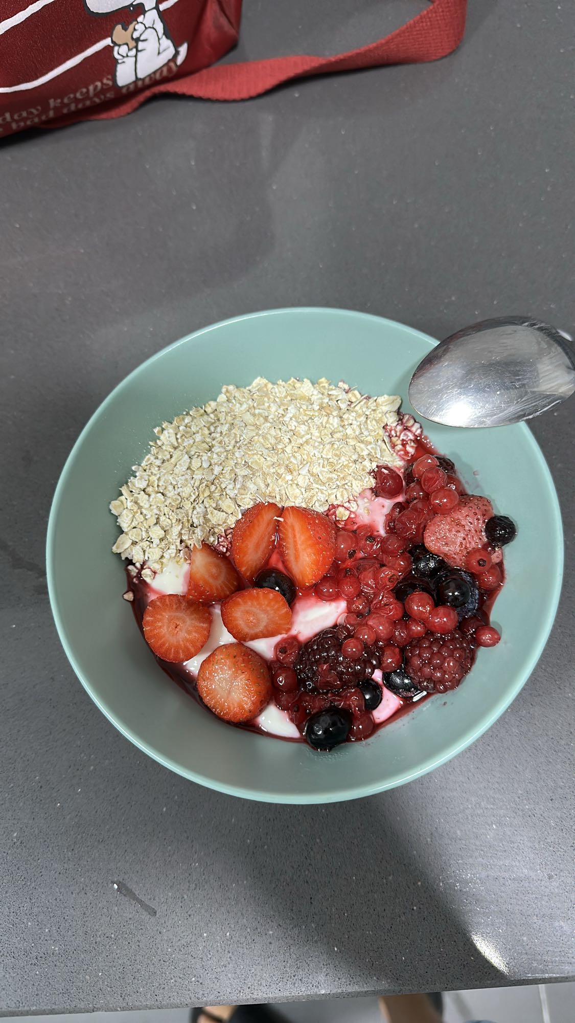 yogur con frutos rojos y avena