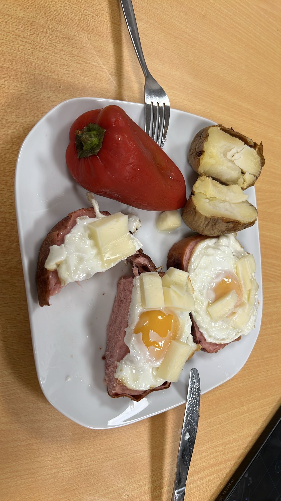 Mic dejun cu ou, brânză și legume