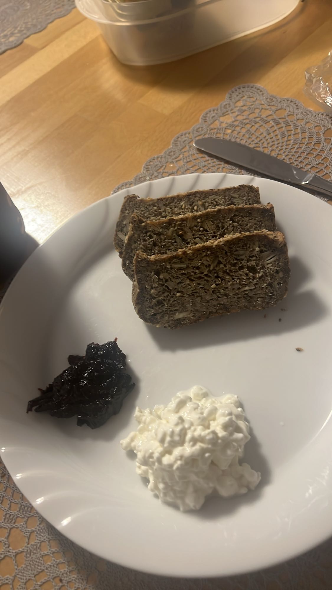 Kerniges Brot mit Hüttenkäse