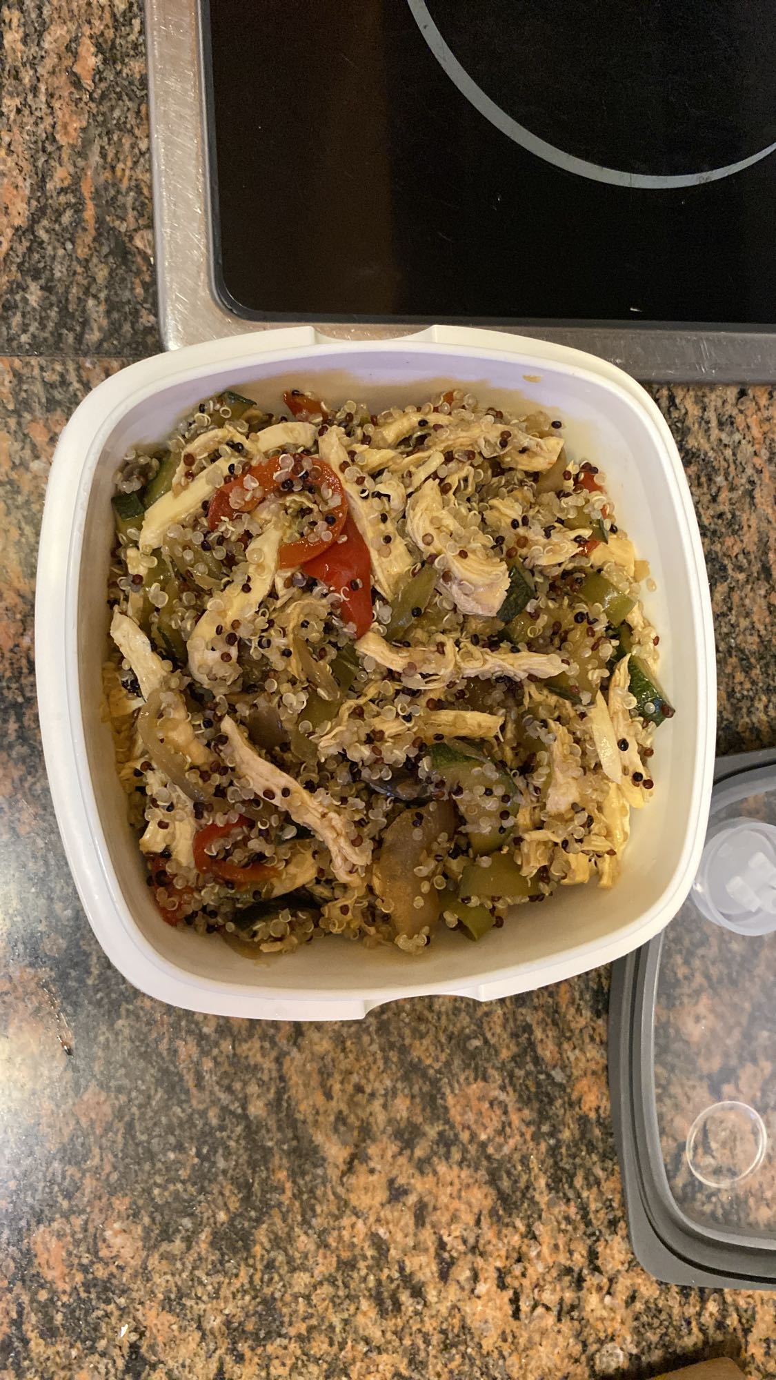Ensalada de quinoa con pollo y verduras