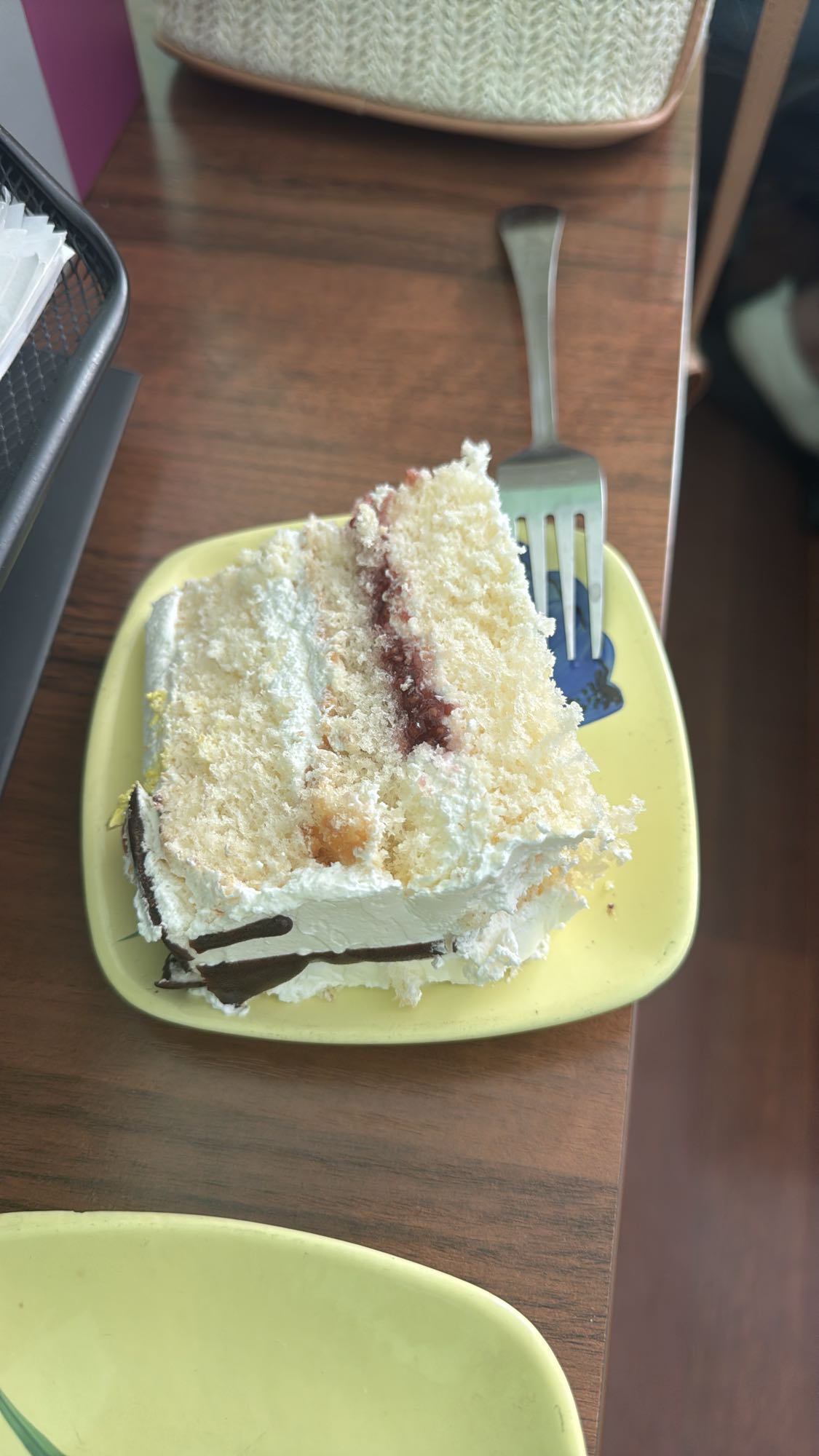 кусок бисквитного торта