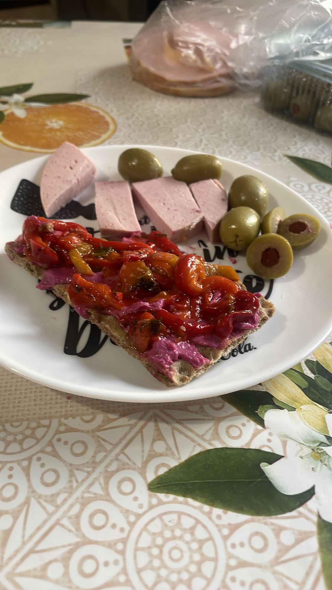 Gustare cu pate, legume și măsline