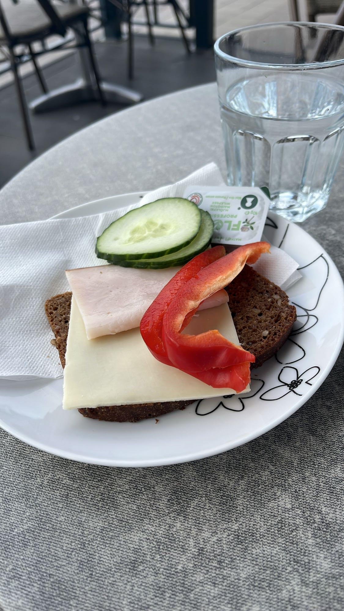 Smörgås med ost och grönsaker