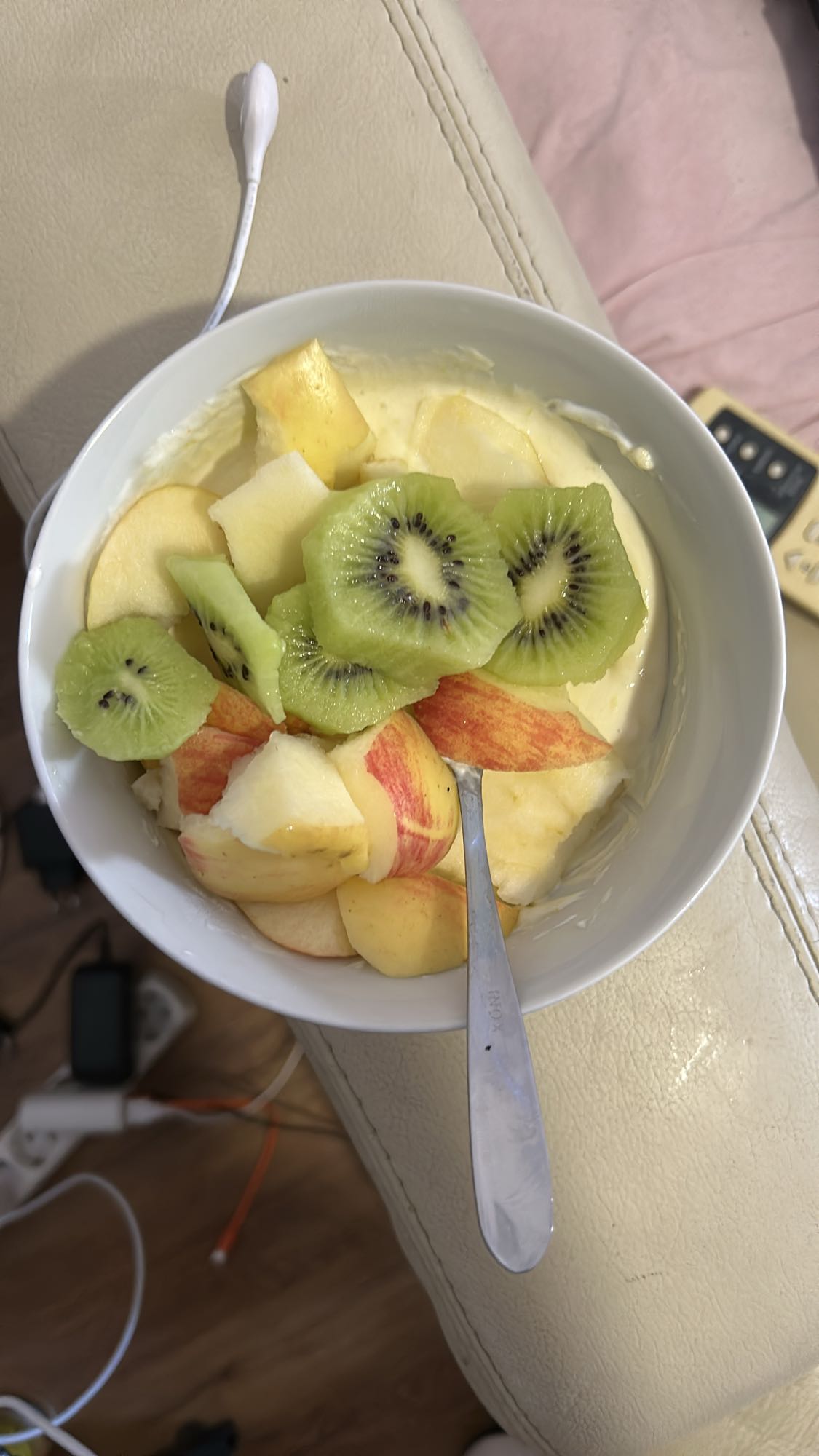 Iaurt proteic cu măr și kiwi