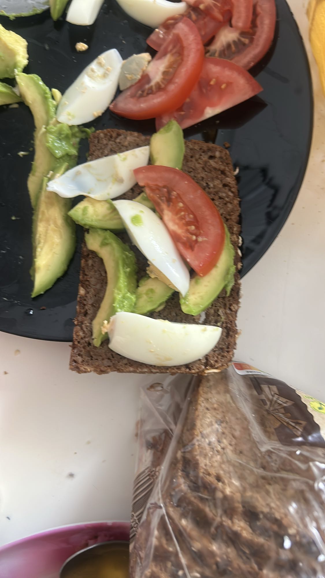 Roggebrood met ei, avocado en tomaat