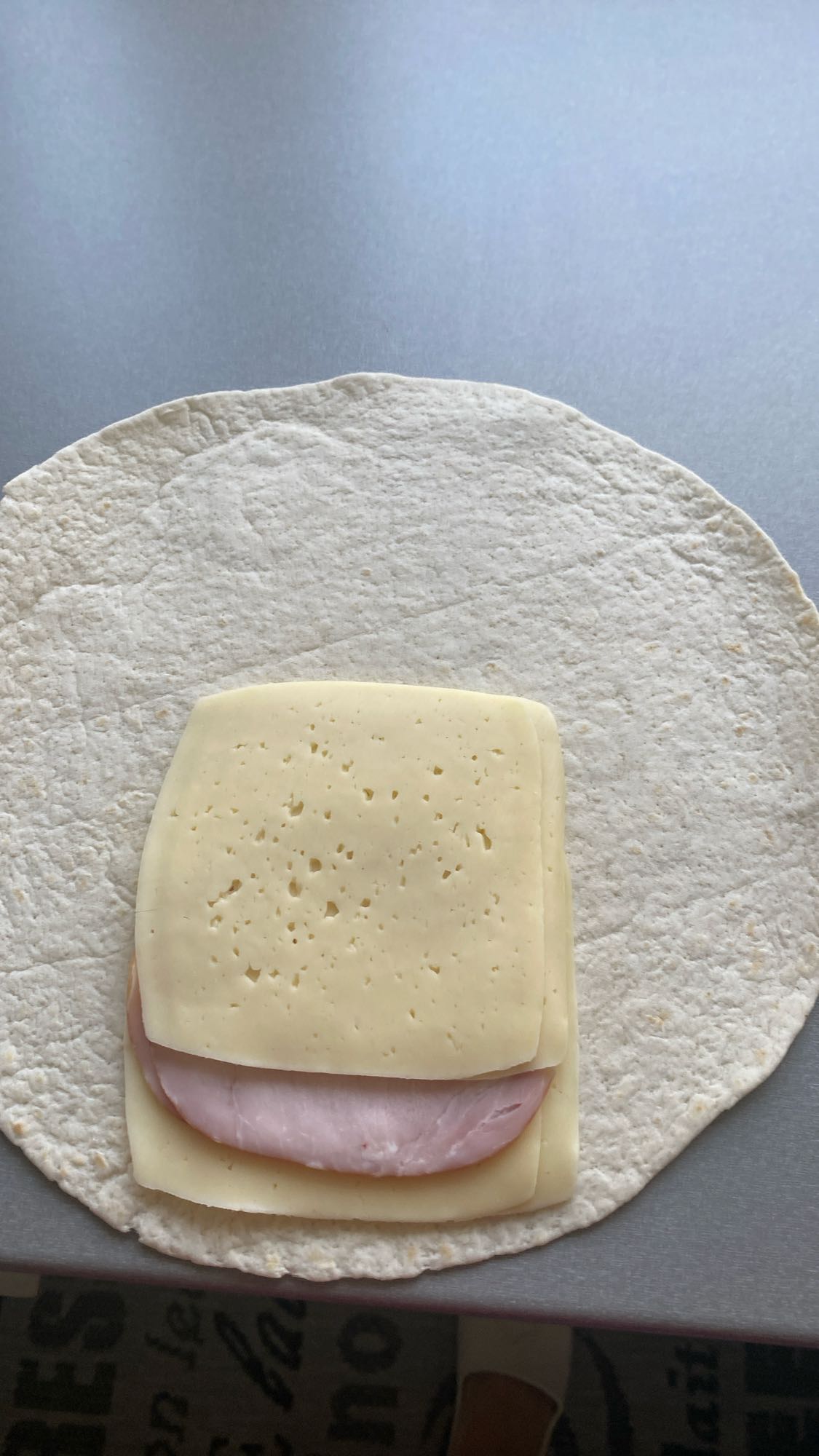 Tortilla z szynką i serem