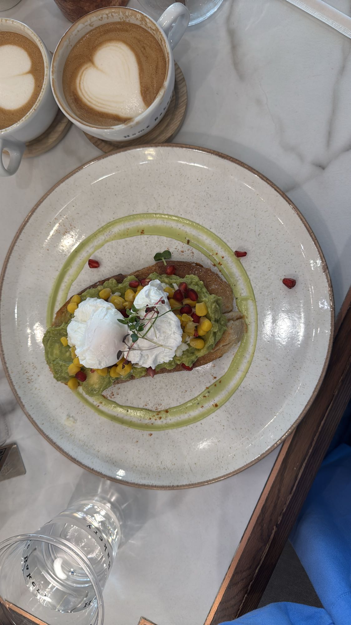 тост с авокадо и яйцом