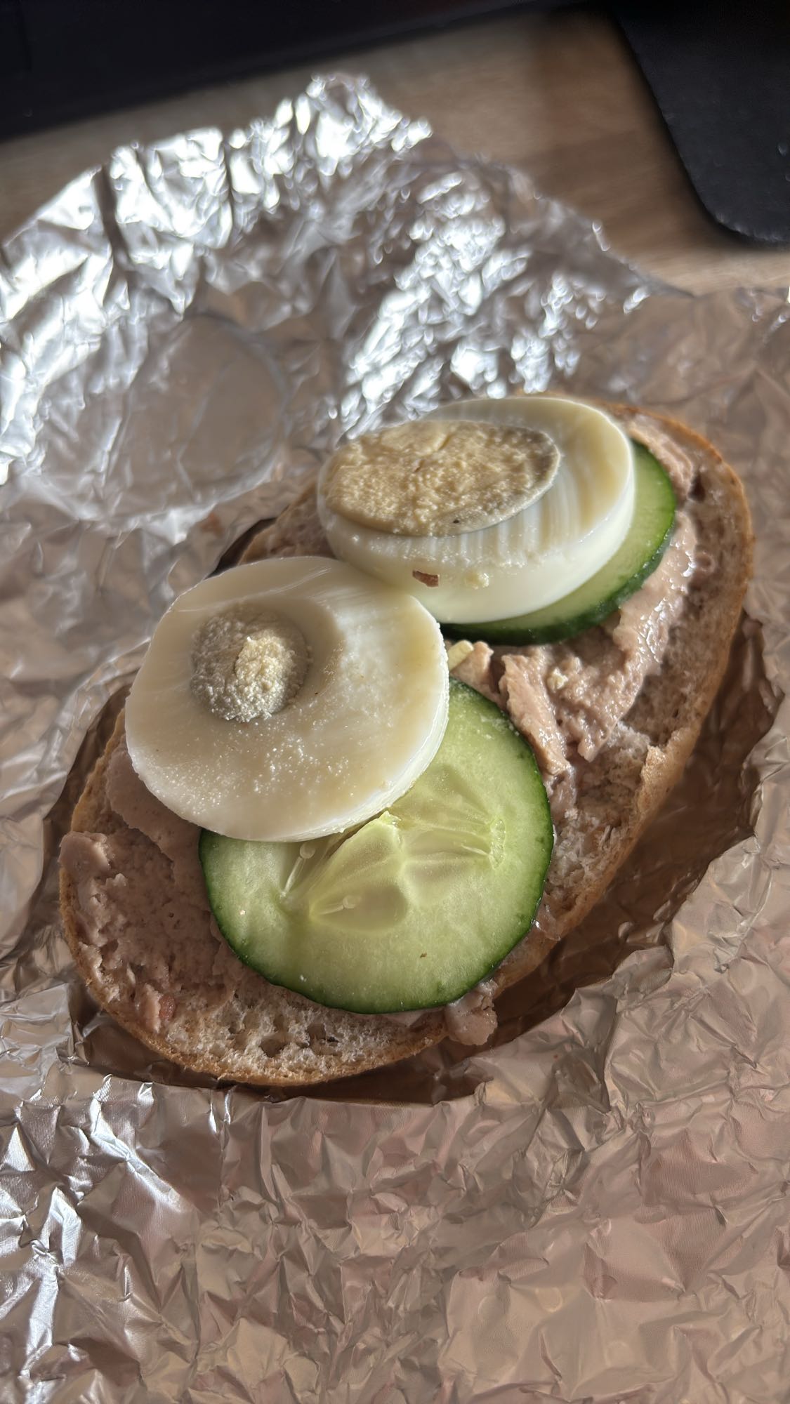 Kanapka z jajkiem i ogórkiem