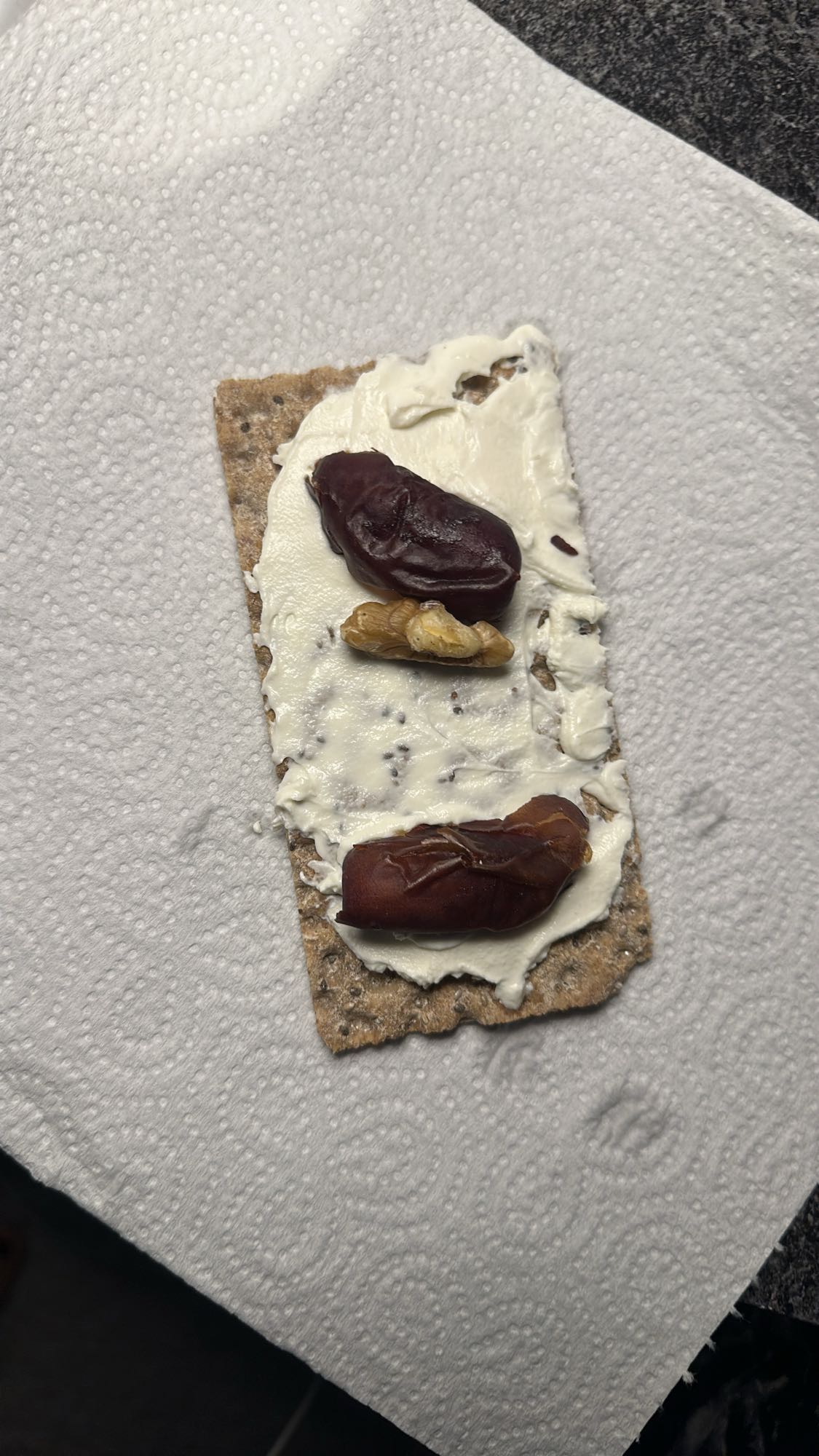 Knäckebröd med färskost, dadlar & valnöt
