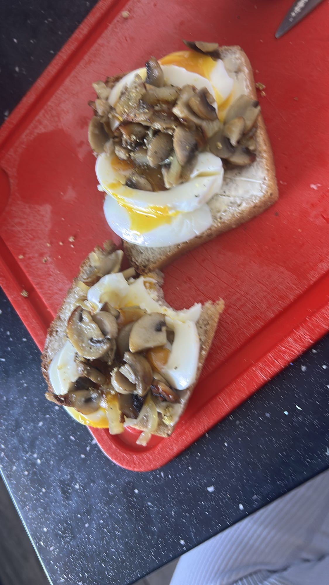 Tosty z jajkiem i grzybami