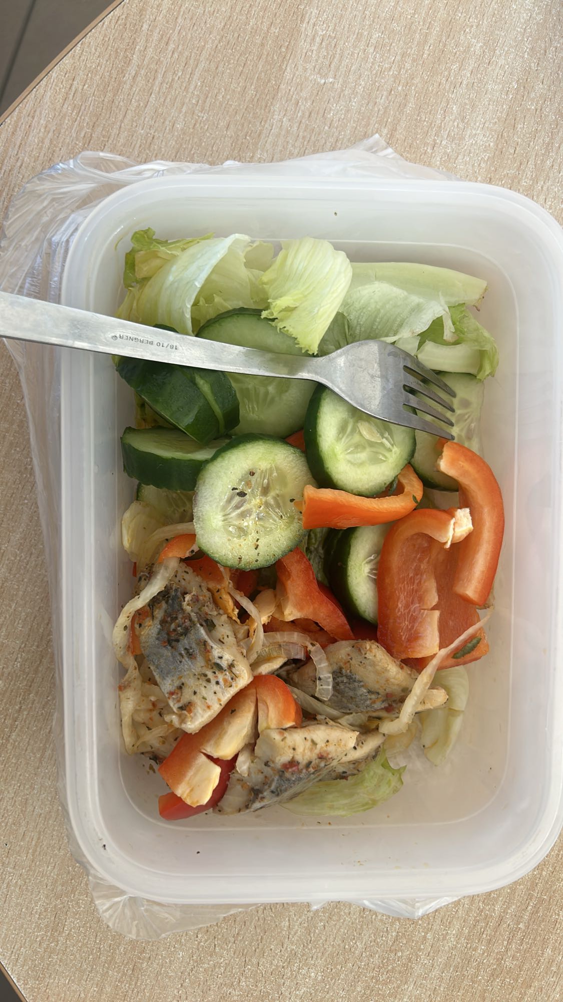 Sałatka z rybą i warzywami