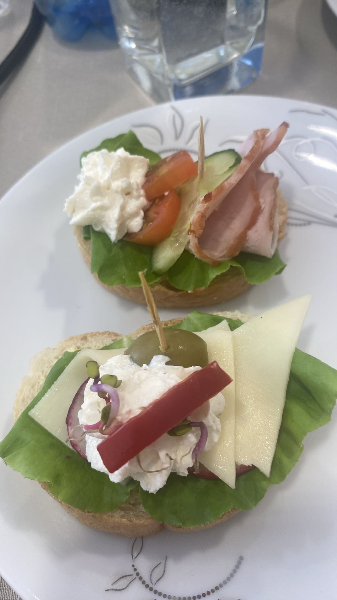 kanapki z warzywami i serem