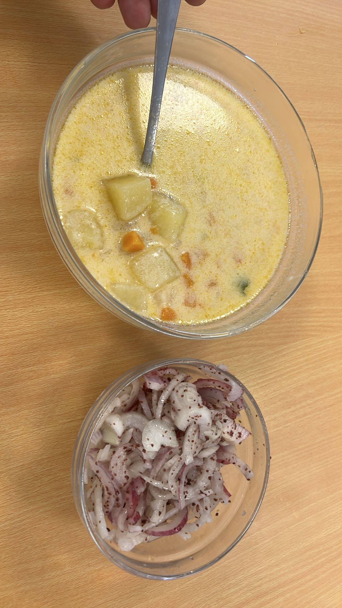 Supă cremă cu salată de ceapă