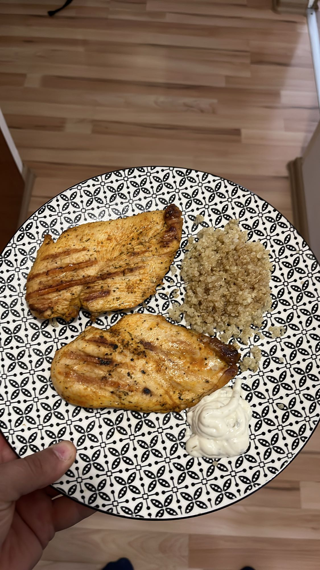 Пилешко с киноа и сос