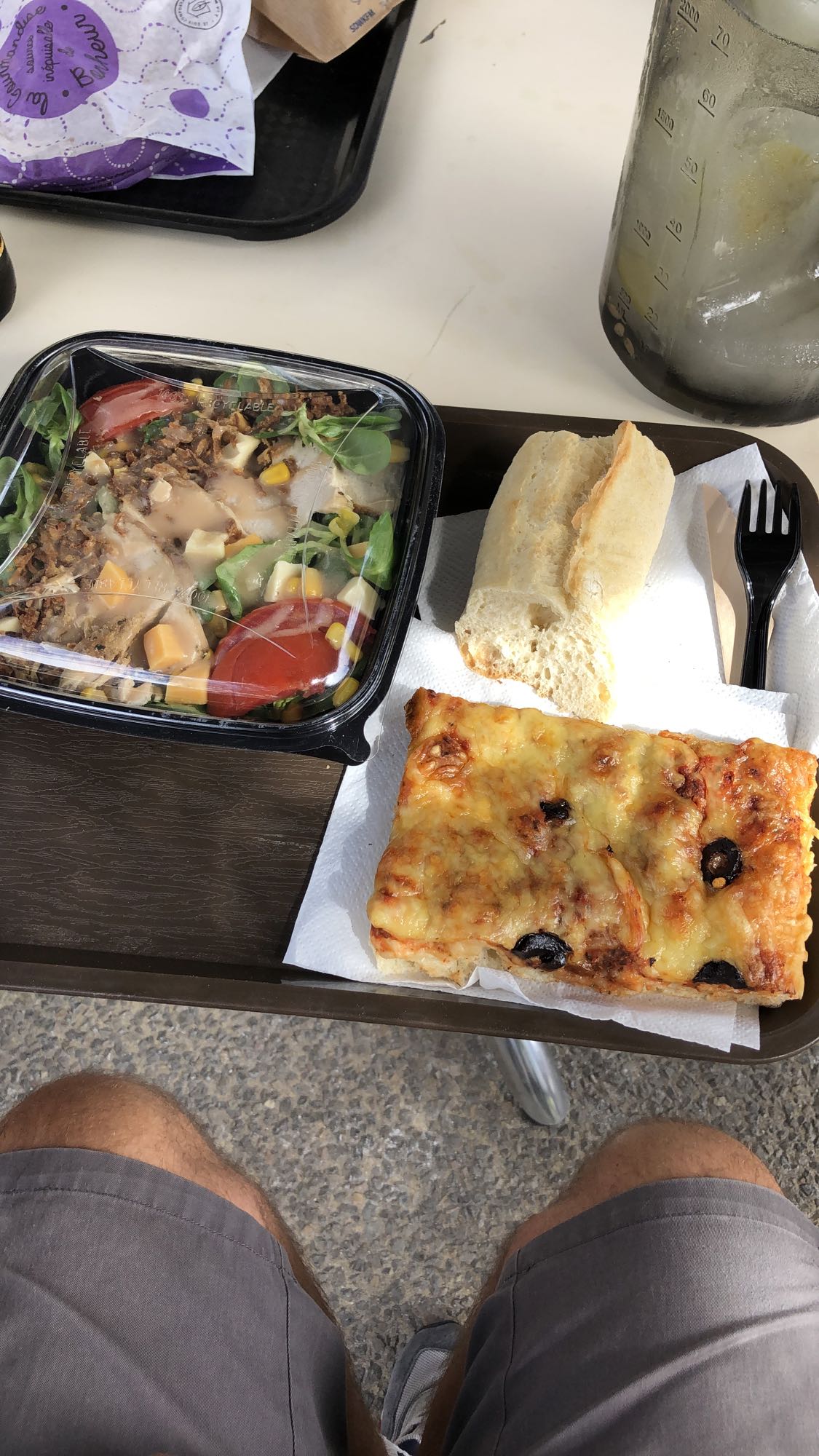 Salade et pizza mixte