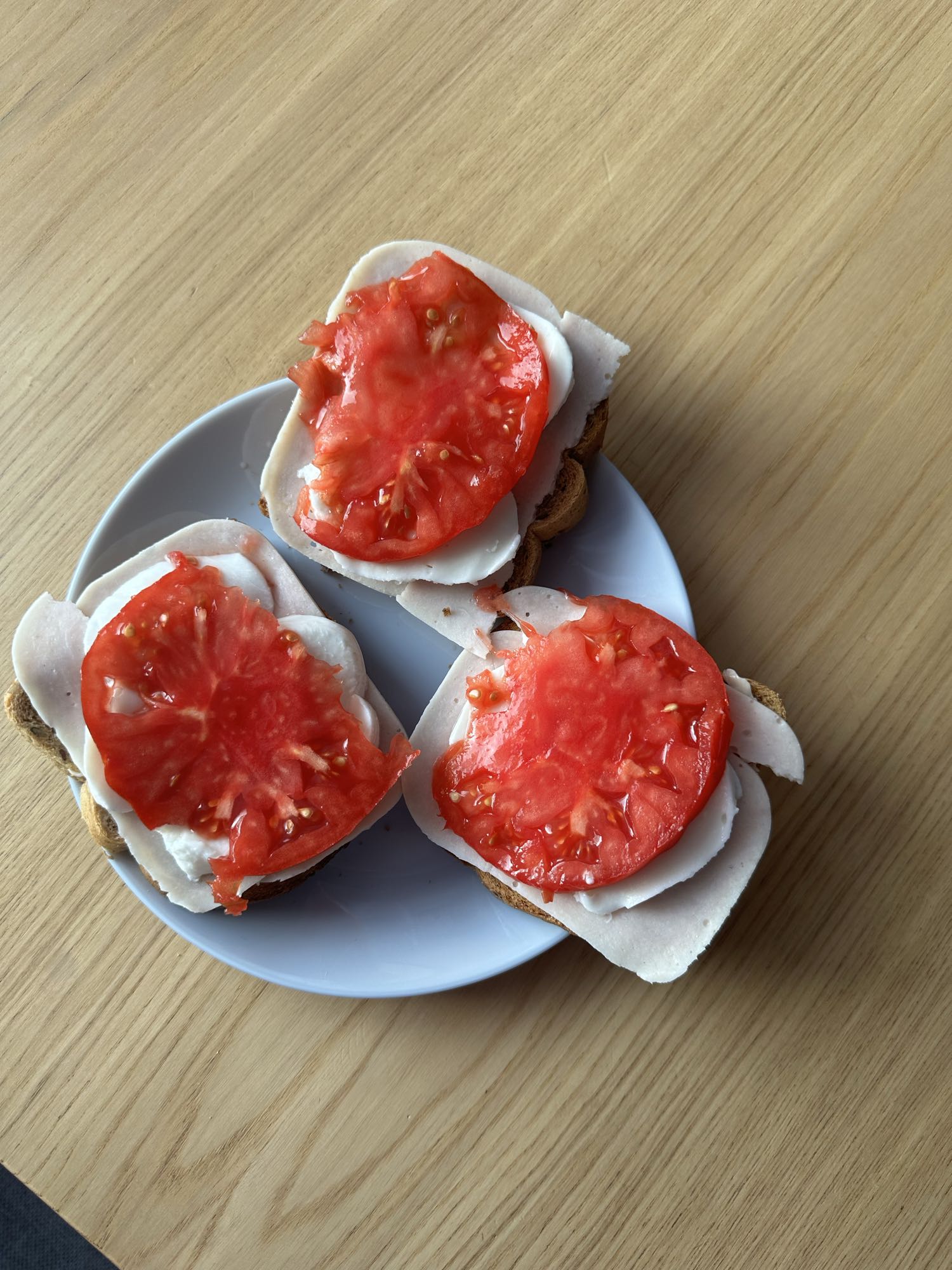 Kanapki z indykiem i pomidorem