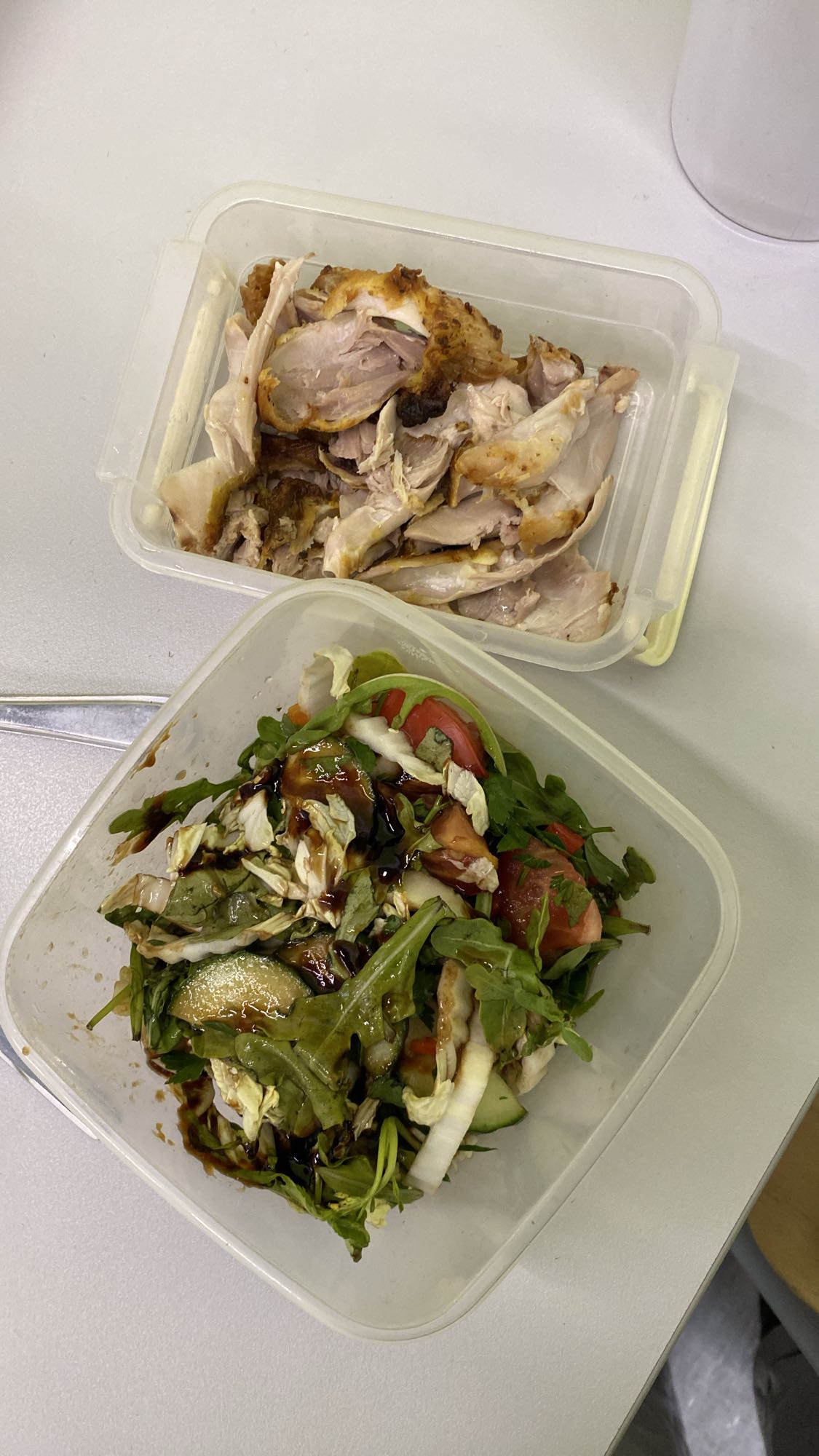 Курица с овощным салатом