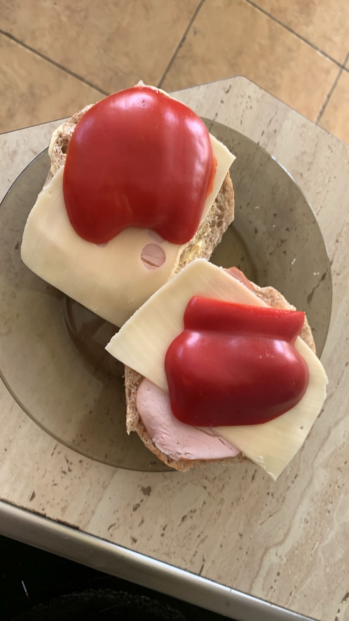 Kanapki z serem i papryką